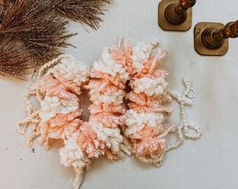 Rosa & Vit Pom Pom Girlan: Handgjord garnrumsdekoration