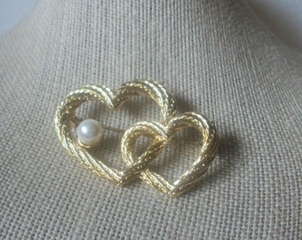 Vintage Brooch Pin Two Hearts Textured White Faux Pearl Gold Tone 70217