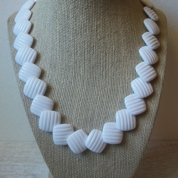Vintage Jewelry Pretty White Old Plastic 20" Necklace Unmarked AVON 41018