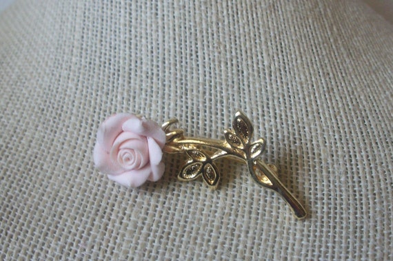 Retro Gold Tone Pale Pink Molded Resin Rose Pin 7… - image 1