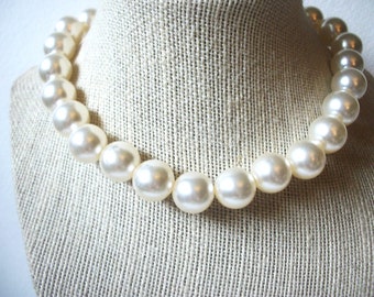 Vintage 14" - 17" Necklace, Cream White Faux Pearl, Silver Tone Extender Links 012521