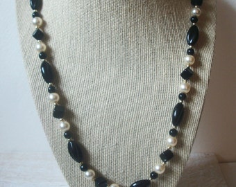 Vintage Jewelry 32" Long No Closure White Faux Pearl Black Lucite Necklace 110320