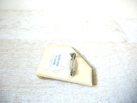 Pretty Vintage Brooch Pin, Kids Playing Kite, Lit… - image 3