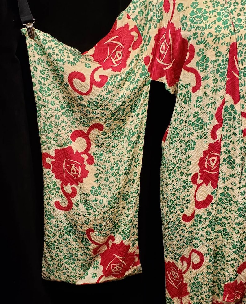 Women/'s ~ Vintage ~ Kimono ~ Bold ~ 1960/'s ~ 1970/'s ~ Dress ~ Robe ~ Amazing ~ Stunning ~ Silk ~ Incredible ~ Red Carpet ~ Unisex ~ Roses