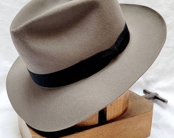Vintage ~ Men&#39;s ~  The Dunlap ~ Bond ~ Wanderer ~  Grey ~ Fedora ~ Light  ~ Weight ~ Raw Edge 7 1/8 L@@k!!!