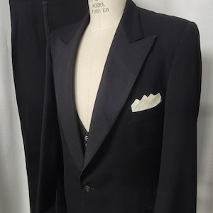 Mens ~ Vintage ~ Tuxedo ~ Formal Wear~ 3 piece ~ Black Tie ~ Silk Lapels ~ Beautiful ~ Must See!!!