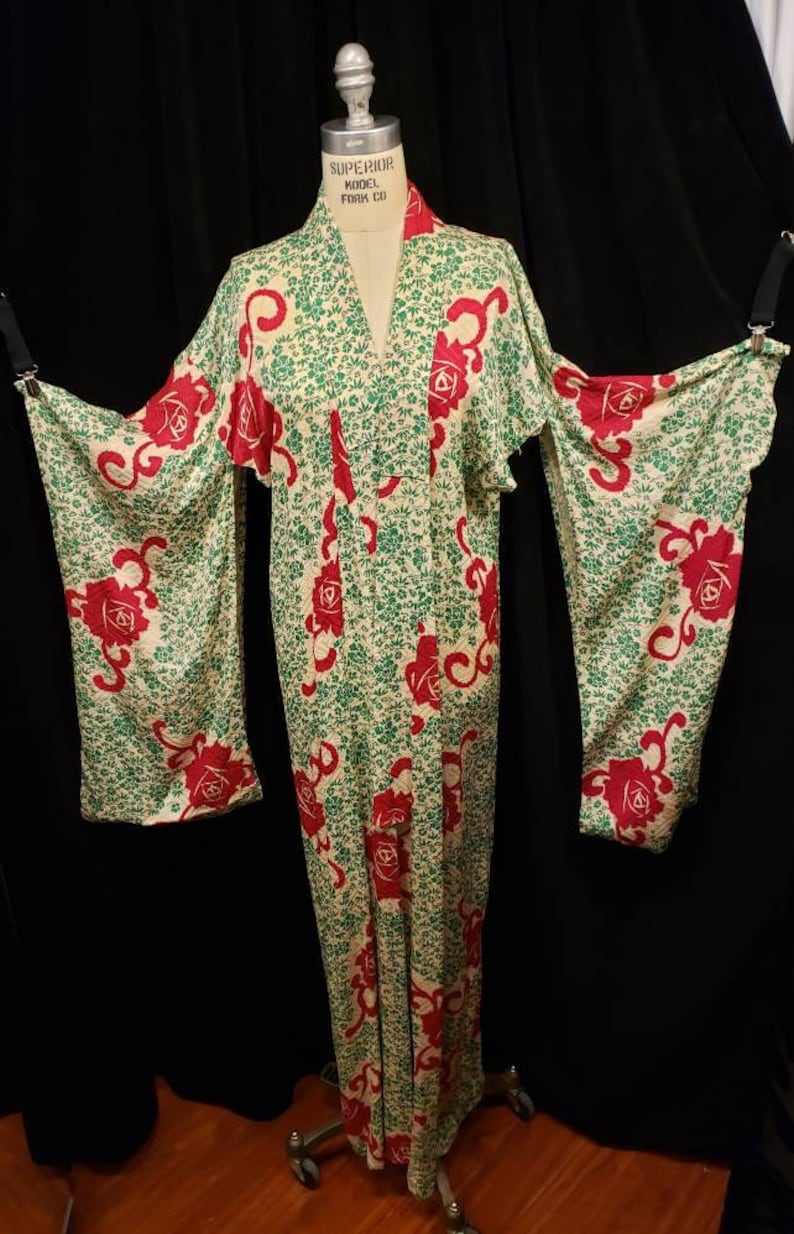 Women/'s ~ Vintage ~ Kimono ~ Bold ~ 1960/'s ~ 1970/'s ~ Dress ~ Robe ~ Amazing ~ Stunning ~ Silk ~ Incredible ~ Red Carpet ~ Unisex ~ Roses