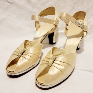 Vintage ~ Women&#39;s ~ 1930 - 1940&#39;s ~ Rare ~ Great Condition! ~ HTF ~ Ivory ~ Silver ~ Satin ~ Shoes!!!