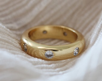 Bague pavée de gros diamants ronds Linn, alliance éternité en or minimale, bande d'or simple, cadeau bijou unique pour elle
