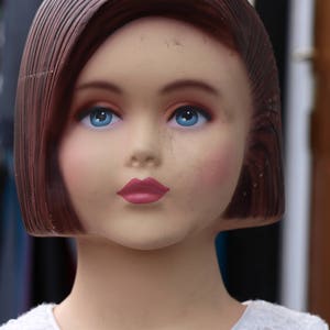 Sofort Download Foto, Vintage Mannequin Kopf, Junges Mädchen, DIY Druck, weißes Kleid, zum Verkauf Schild, Blaue Augen, Rosa Lippen, In Southall, London.