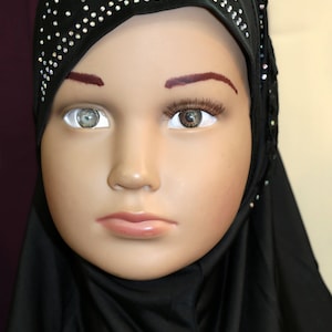 Fotografia de download instantâneo, manequim vintage de jovem, usando hijab preto com diamante, faltando um cílio, em Southall, Londres.