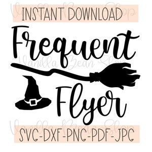 以下が含まれることがあります： 「Frequent Flyer」というテキストと、魔女の帽子とほうきのシルエットを黒と白で描いたデザインです。