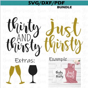 Può includere: Due file di taglio SVG per un 30° compleanno. Il primo design dice "thirty and thirsty" in testo nero glitterato. Il secondo design dice "just thirsty" in testo dorato glitterato. I design sono mostrati su una canotta bianca e una canotta rosa.