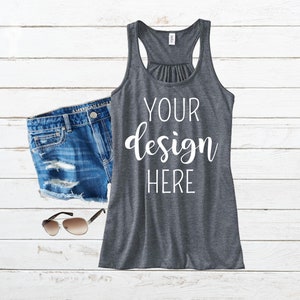 Op de afbeelding: Een grijs tanktop met een ronde hals en racerback bandjes. Het tanktop heeft de tekst "YOUR design HERE" in wit op de voorkant.