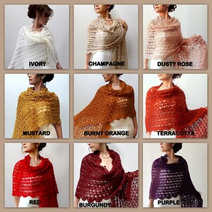 Op de afbeelding: Negen gehaakte shawls in verschillende kleuren, waaronder ivoor, champagne, stoffig roze, mosterd, gebrande sinaasappel, terracotta, rood, bordeauxrood en paars. De shawls zijn gedrapeerd over modellen die witte jurken dragen.