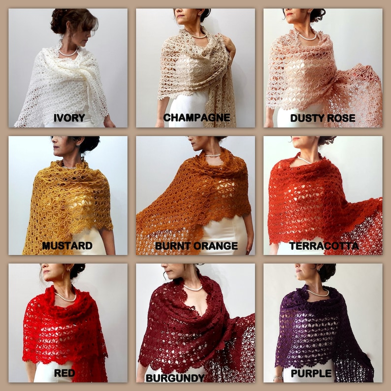 Op de afbeelding: Negen gehaakte shawls in verschillende kleuren, waaronder ivoor, champagne, stoffig roze, mosterd, gebrande sinaasappel, terracotta, rood, bordeauxrood en paars. De shawls zijn gedrapeerd over modellen die witte jurken dragen.