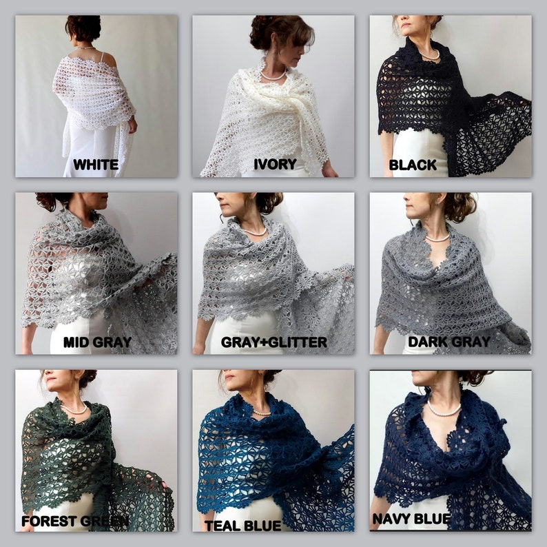 Op de afbeelding: Een collectie gehaakte shawls in verschillende kleuren, waaronder wit, ivoor, zwart, middengrijs, grijs met glitter, donkergrijs, bosgroen, tealblauw en marineblauw. De shawls worden getoond gedrapeerd over modellen.