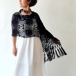 Boho Stola mit Fransen und Spitze, Geschenk für Sie, Hochzeitsschal, Mutter der Braut, Häkelspitze vertuschen