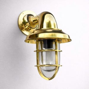 Wells - Aplique de pared para baño y exterior con mamparo de latón macizo