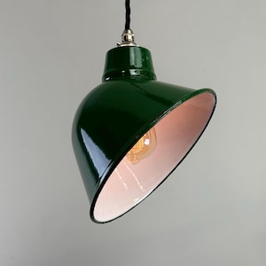 Lámpara colgante Maxlume de los años 20 con pantalla parabólica en ángulo industrial verde