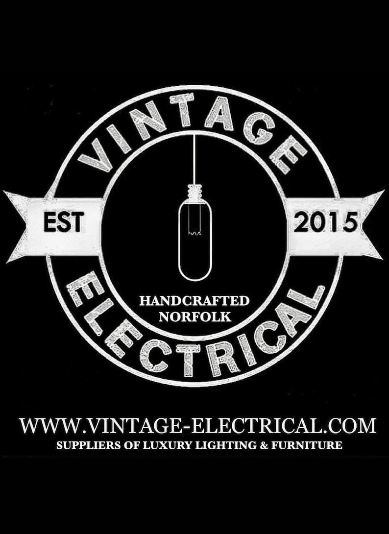 Puede incluir: Logotipo en blanco y negro de Vintage Electrical, establecido en 2015. El dise&ntilde;o presenta un emblema circular con las palabras "Vintage Electrical" y una ilustraci&oacute;n de una bombilla. Tambi&eacute;n se incluye el texto "Handcrafted Norfolk", junto con una direcci&oacute;n web.