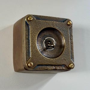Enkele gang brons massief gegoten metalen opbouw lichtschakelaar industrieel 2-weg - BS EN-goedgekeurde vintage Britmac-stijl