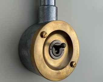 Interruptor de luz industrial de 2 vías con conducto de latón macizo fundido de una sola vía