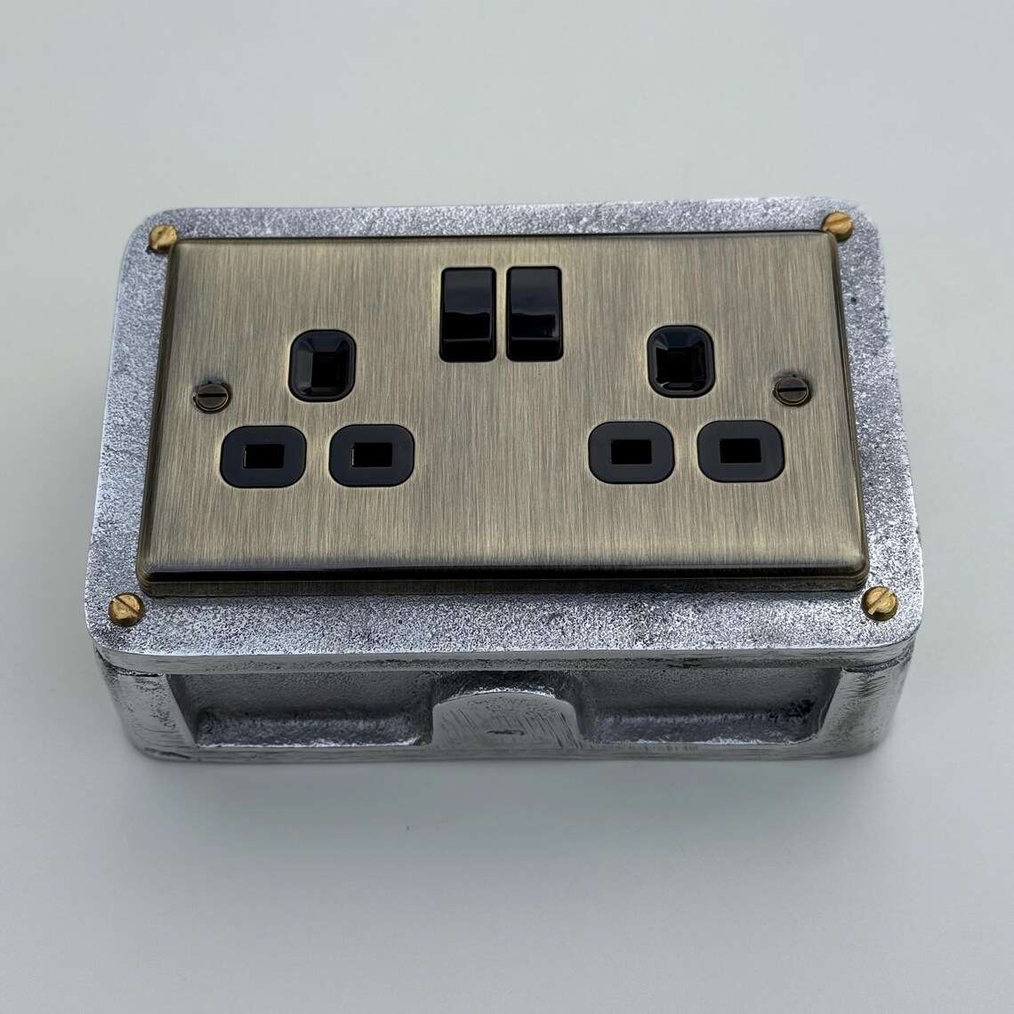 Il Power Socket Antique Brass Double Switched 13A Power Socket 230V 13A 2 Gang 2G Solid ...