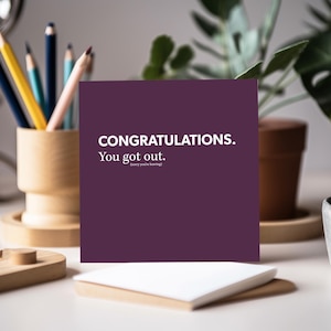 Félicitations. Vous êtes sorti - Désolé de votre départ - Carte de départ drôle, collègue, carte d'adieu. Carte de départ violette.