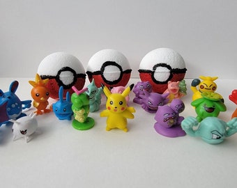 Mini-Pokéball mit Spielzeug im Inneren