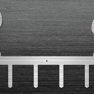 Puede incluir: Porta llaves de metal con acabado plateado con diseño de Mickey Mouse y Minnie Mouse. El soporte tiene seis ganchos para colgar llaves.