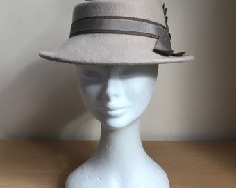 Accessoires Hoeden & petten Nette hoeden Bolhoeden Alabaster Sculptural Crown Classic Retro Style Felt Cockade Ribbon Hat 