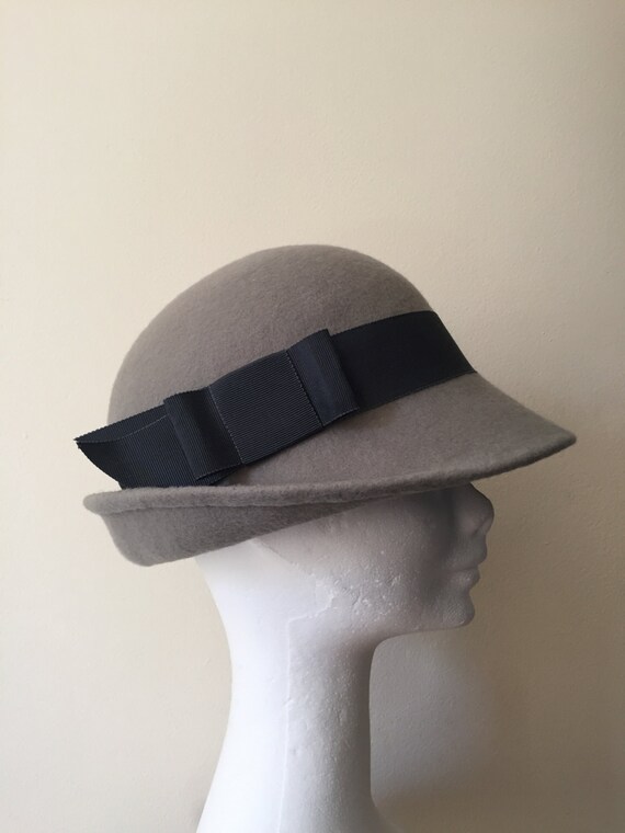 Grey Wool Felt Cloche With Dark Grey Petersham Band and Bow  display picture 1