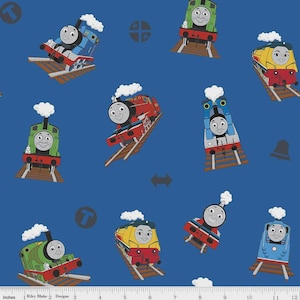 Puede incluir: Una tela azul con un patrón repetido de trenes de dibujos animados en varios colores, incluyendo azul, rojo, verde y amarillo. Cada tren tiene una cara sonriente y está sobre una vía. Humo blanco sale de las chimeneas.