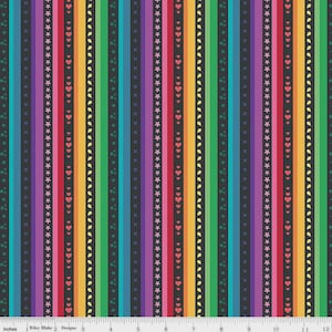 Könnte beinhalten: Ein farbenfroher Stoff mit vertikalen Streifen in Regenbogenfarben. Das Design umfasst Streifen in Rot, Orange, Gelb, Grün, Blau und Lila. Akzente sind Reihen von Herzen, Sternen und tropfenförmigen Formen. Der Stoff ist 30.48 cm breit.