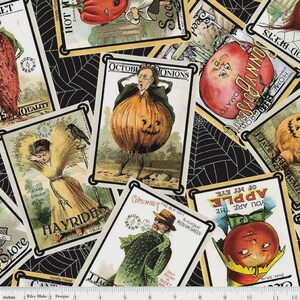 Puede incluir: Tela con fondo negro y telarañas blancas. La tela está cubierta con ilustraciones de paquetes de semillas de época con verduras y personajes caprichosos. Los paquetes incluyen textos como "October Onions" y "Hayride".