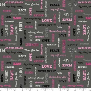 Pode incluir: Um tecido com um padrão repetido de palavras inspiradoras como "Amor", "Esperança" e "Força" em branco, rosa e preto sobre um fundo cinza. As palavras são dispostas em um design aleatório e sobreposto.