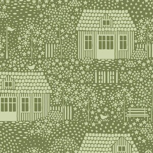 Puede incluir: Patrón repetitivo con casas, árboles y flores estilizados en tonos verdes. El diseño incluye pequeñas casas con tejados de tejas, vallas y bancos, creando una escena caprichosa inspirada en la naturaleza.