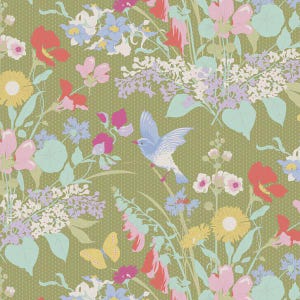 Op de afbeelding: Een bloemenpatroon met roze, rode, gele en blauwe bloemen op een groene achtergrond met stippen. Een blauwe vogel en een gele vlinder zijn ook afgebeeld, wat een vrolijke uitstraling geeft.