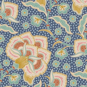 Puede incluir: Un patrón floral detallado con grandes flores y hojas en tonos rosa, turquesa y dorado sobre un fondo azul punteado. El diseño tiene un aire vintage y botánico, con detalles intrincados y un motivo repetitivo.