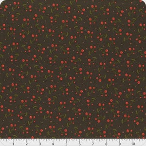 Op de afbeelding: Donkerbruine stof met een herhalend patroon van rode kersen en groene bladeren. De kersen zijn gegroepeerd in tweeën of drieën, met kleine witte stippen verspreid over het ontwerp. Afmetingen in centimeters.