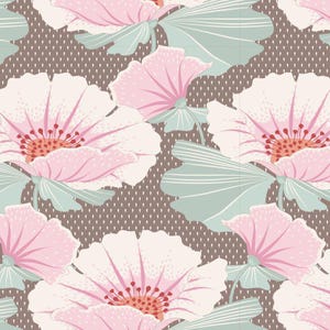 Könnte beinhalten: Ein sich wiederholendes Blumenmuster mit großen, stilisierten Blüten in Rosa und Creme, mit einem rot-orangen Zentrum. Die Blätter sind ein gedämpftes Grün-Blau, vor einem braunen, gepunkteten Hintergrund. Das Design erinnert an Vintage-Tapeten.