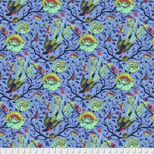 Op de afbeelding: Een stofpatroon met een lichtblauwe achtergrond, donkerblauwe takken, limoengroene en rode bloemen en vliegende vogels. Een wit meetlint met zwarte markeringen is onderaan zichtbaar en toont een schaal van 0 tot 25 centimeter.