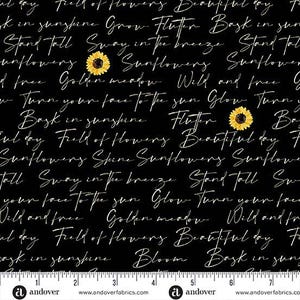 Könnte beinhalten: Schwarzer Stoff mit einem sich wiederholenden Muster aus handschriftlichem Schriftzug und gelben Sonnenblumen. Der Schriftzug enthält Sätze wie "Field of Flowers" und "Bask in sunshine". Der Stoff hat ein dekoratives Blumendesign.