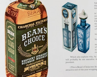Könnte beinhalten: Eine Vintage-Werbung für Beam's Choice Kentucky Straight Bourbon Whiskey. Die Anzeige zeigt eine Flasche Beam's Choice mit einem grünen Etikett und einem Kohlefilter. Die Anzeige zeigt auch eine kleinere Flasche Beam's Choice in einem blauen und weißen Dekanter. Der Text in der Anzeige lautet "Unser Vizepräsident, der für Flaschen und Weihnachtsverpackungen zuständig ist, hatte zu viel."