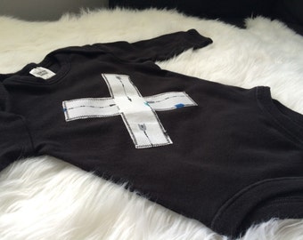 Monochrome cross onesie with arrow print. Cute, modern baby bodysuit in black and white