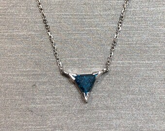 Collar de diamantes azules de talla trillón en oro blanco de 14 quilates - Collar de una sola piedra - Colgante de diamantes azules de talla trillón - Collar delicado en capas