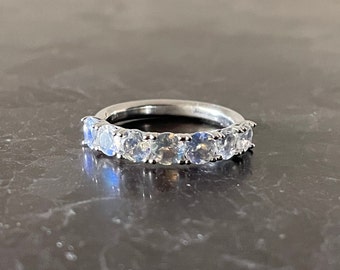 Rainbow Moonstone Wedding Band - Anillo de aniversario de 7 stone Moonstone - 14K White Rose Yellow 4mm Natural Moonstone Band Regalo para ella