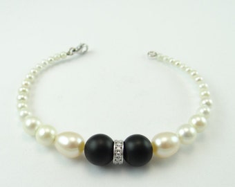 14K White Gold Diamond Onyx and Graduating Freshwater Pearl Bracelet - Freshwater Pearl Bracelet with Diamond Spacer and Onyx Beads