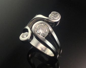 14K Weißgold Drei Stein Diamant Verlobungsring - Abstrakt und Modern 3 Stein Jahrestag Ring - Runder Diamant rechte Hand Ring